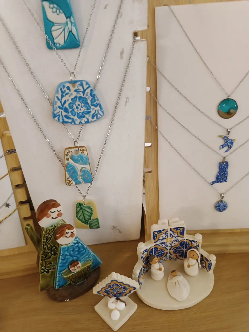 Colares expostos na loja