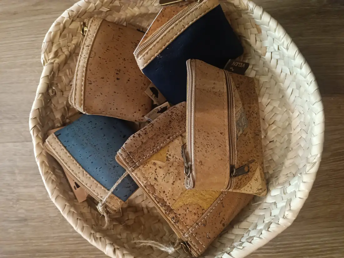 Cestos, cortiça e pantufas