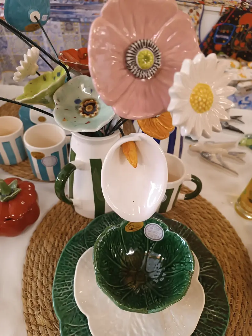 Flores de cerâmica pintadas à mão