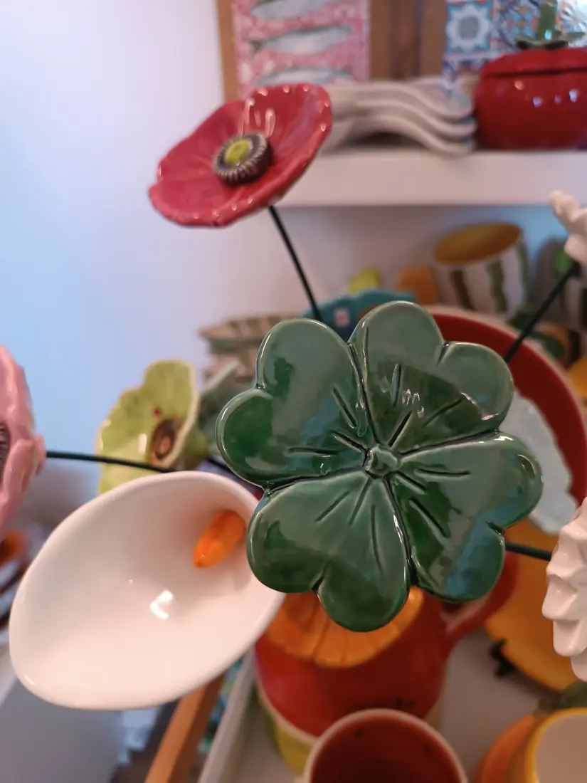 Flores de cerâmica pintadas à mão