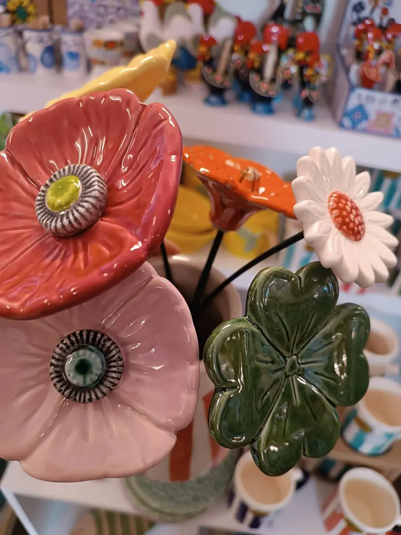Flores de cerâmica pintadas à mão