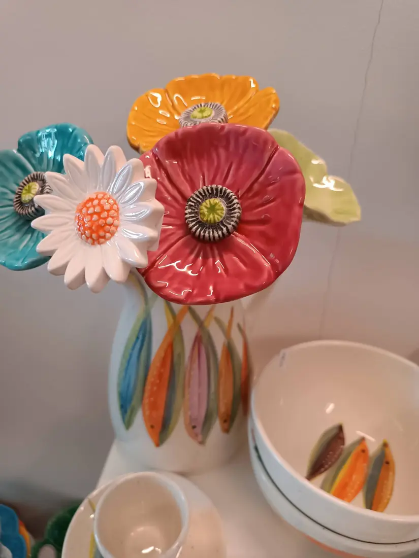 Flores de cerâmica pintadas à mão