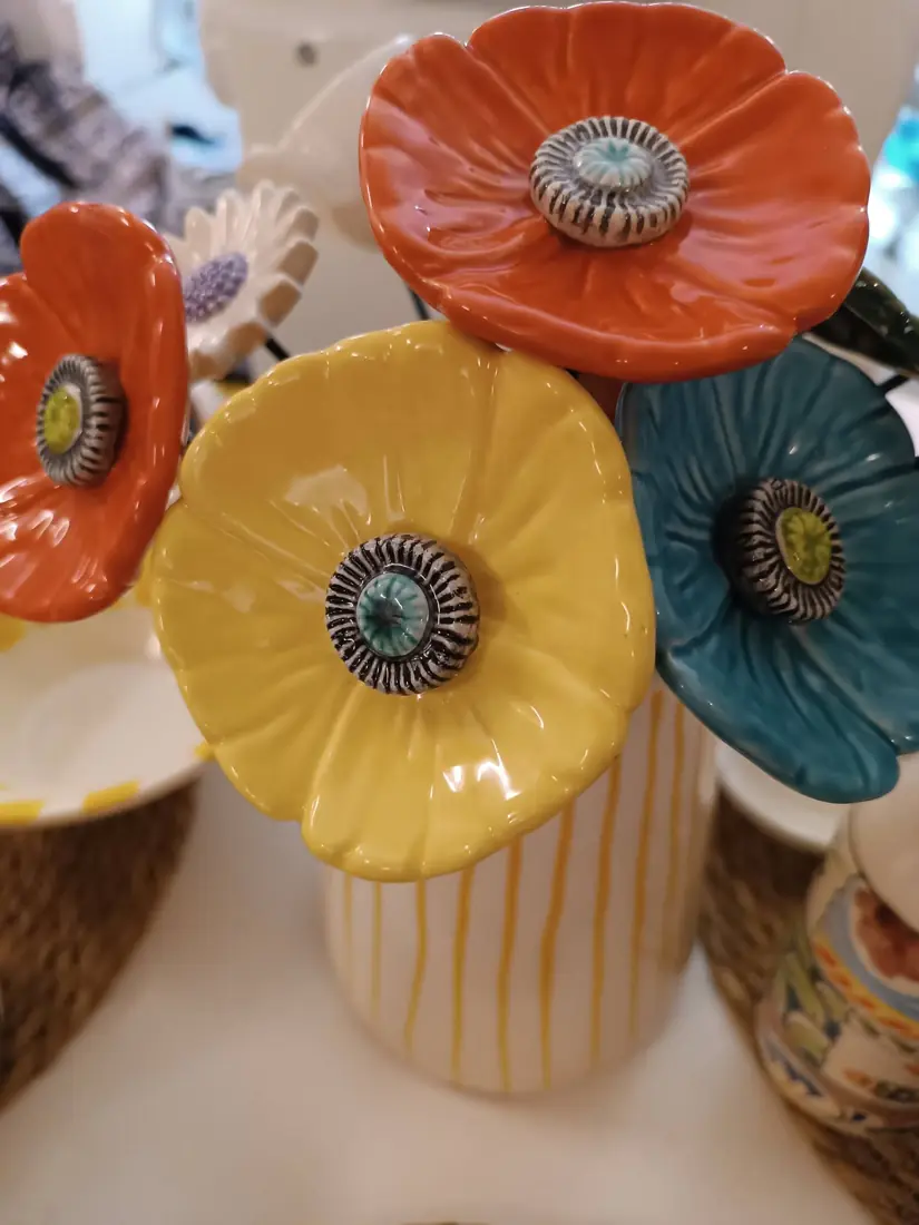 Flores de cerâmica pintadas à mão