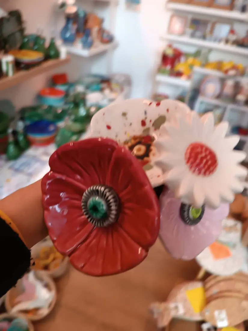 Flores de cerâmica pintadas à mão