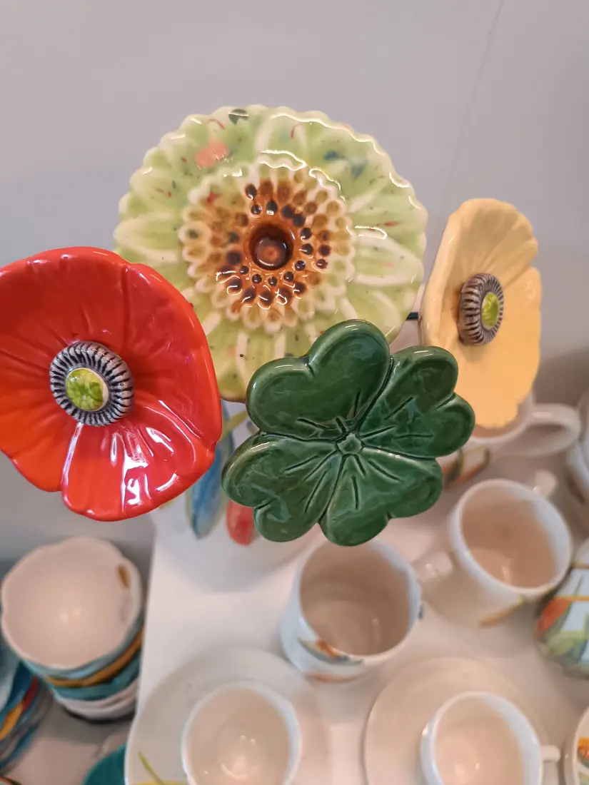 Flores de cerâmica pintadas à mão