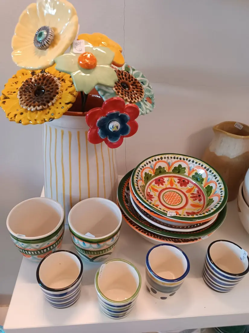 Flores de cerâmica pintadas à mão