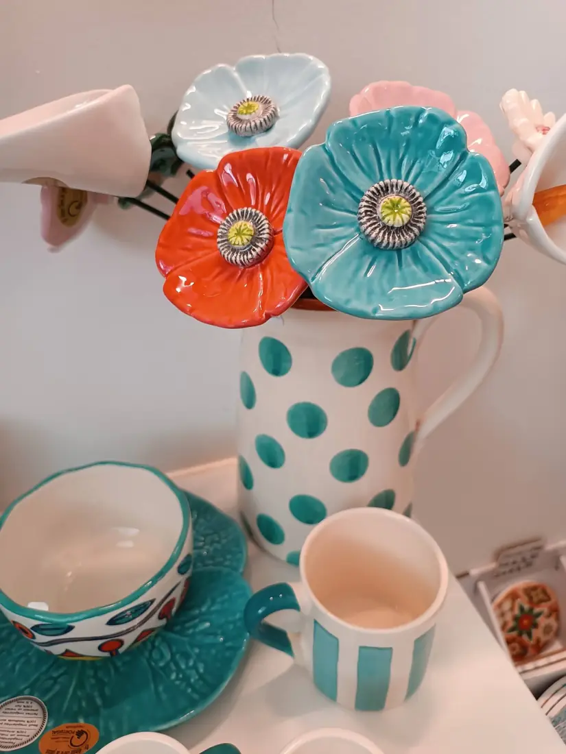 Flores de cerâmica pintadas à mão