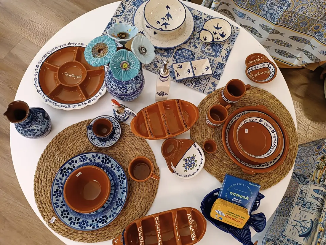 Loiça e mesa posta na Marisarte