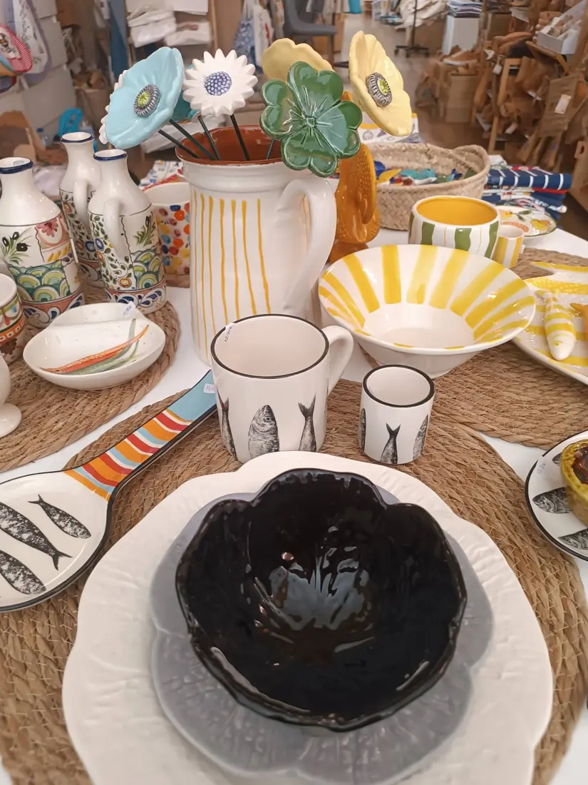 Loiça e mesa posta na Marisarte