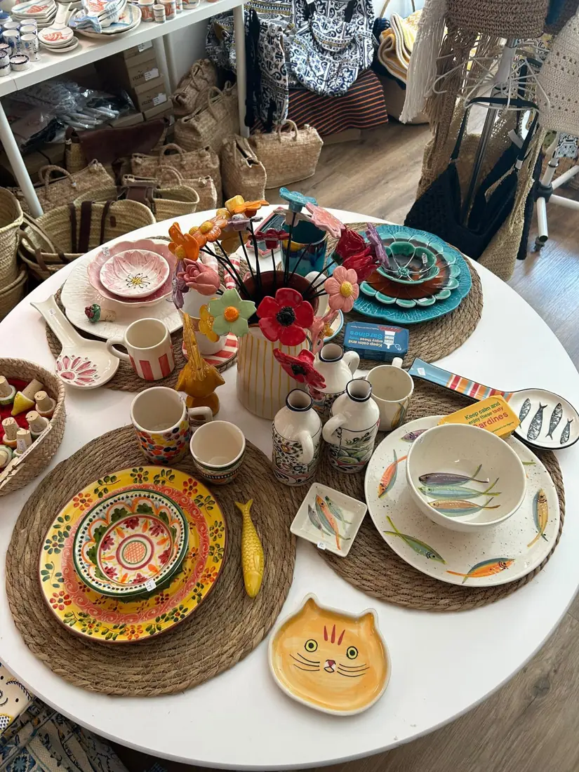 Loiça e mesa posta na Marisarte